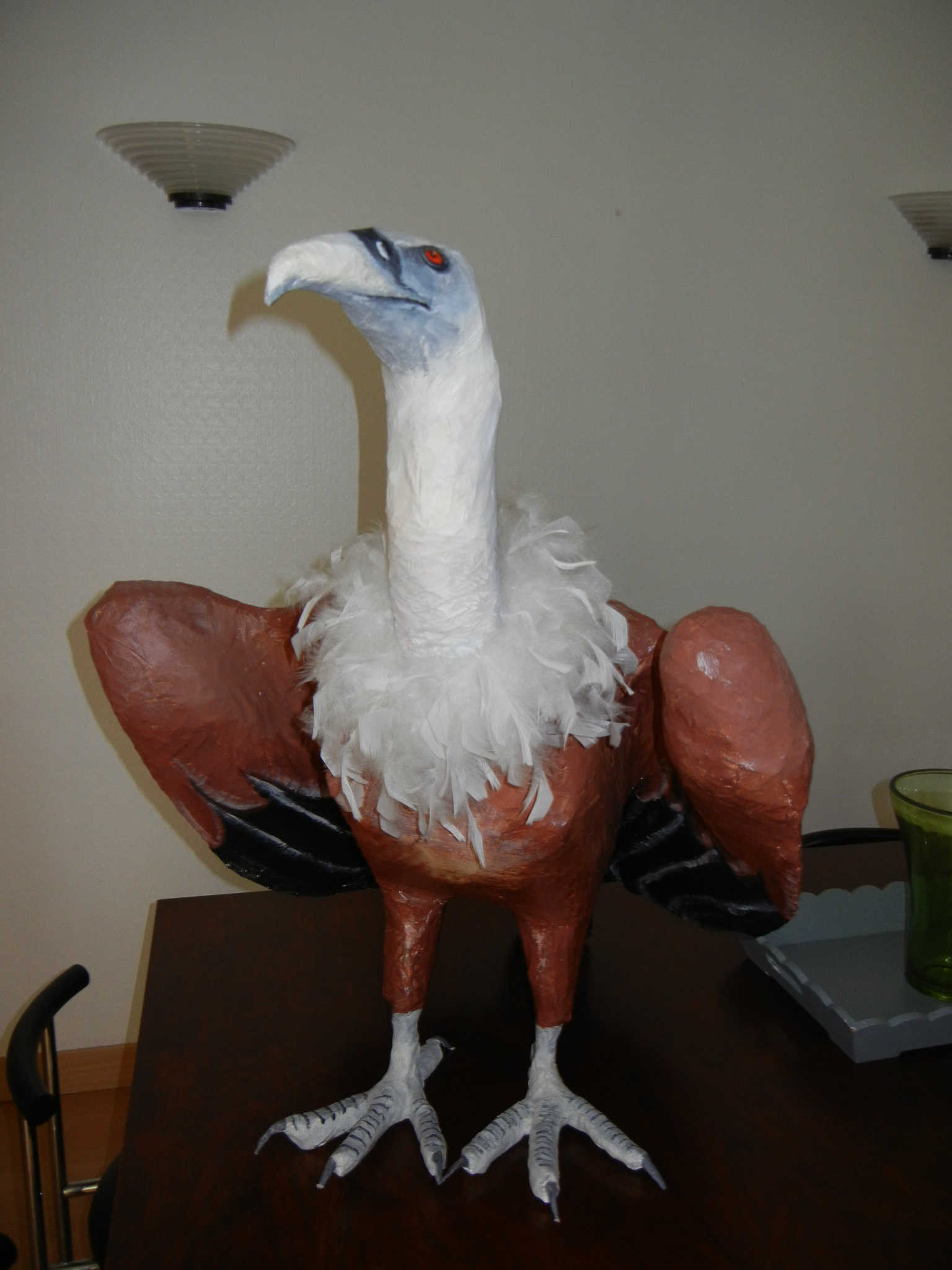 Aigle en papier mâché